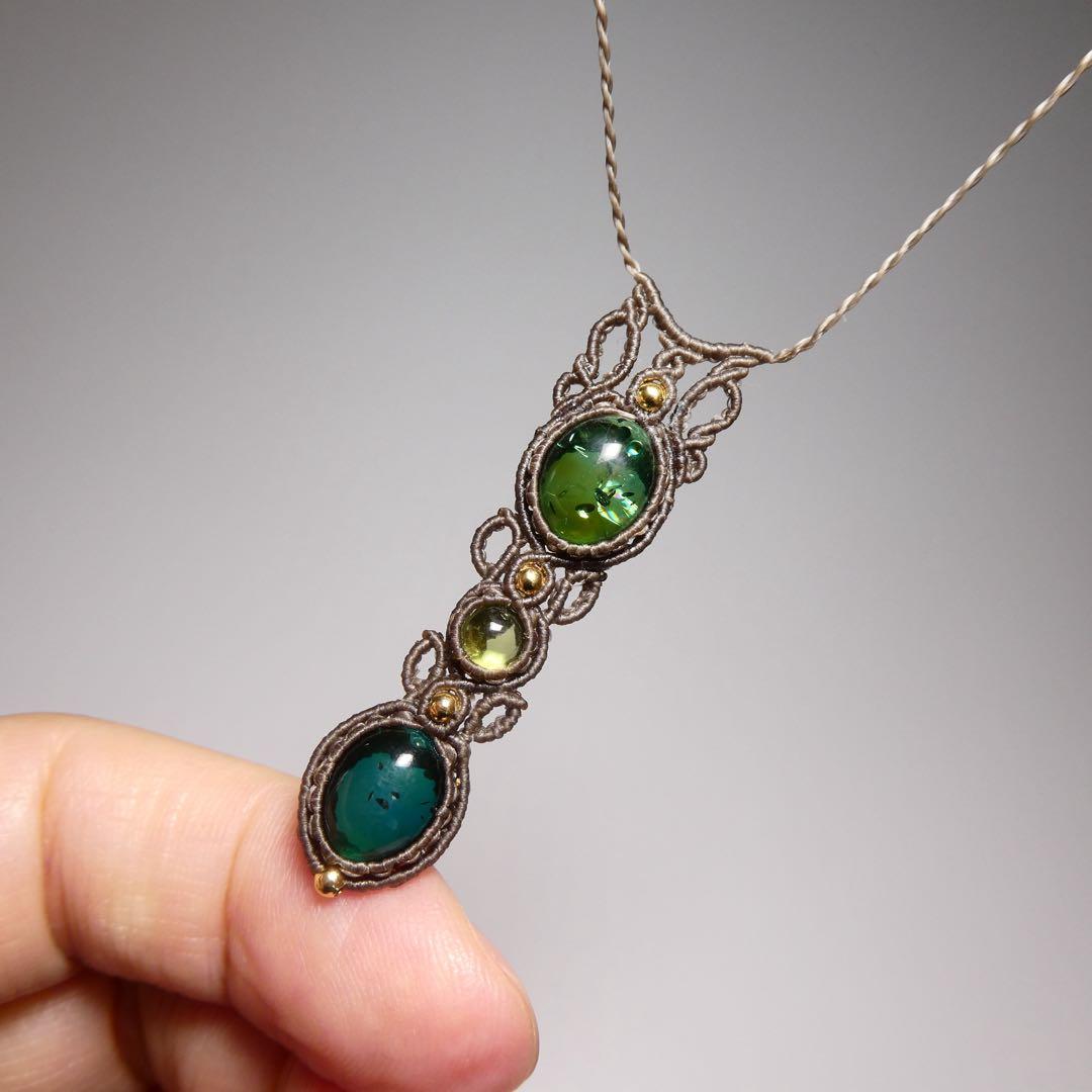 2種類のグリーンアンバー・ペリドットのマクラメネックレス