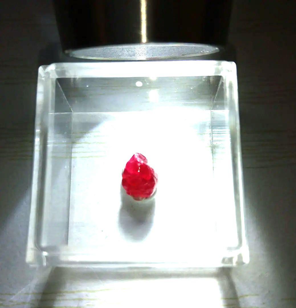 ピジョンブラッド ルビー　蛍光宝石鉱物標本