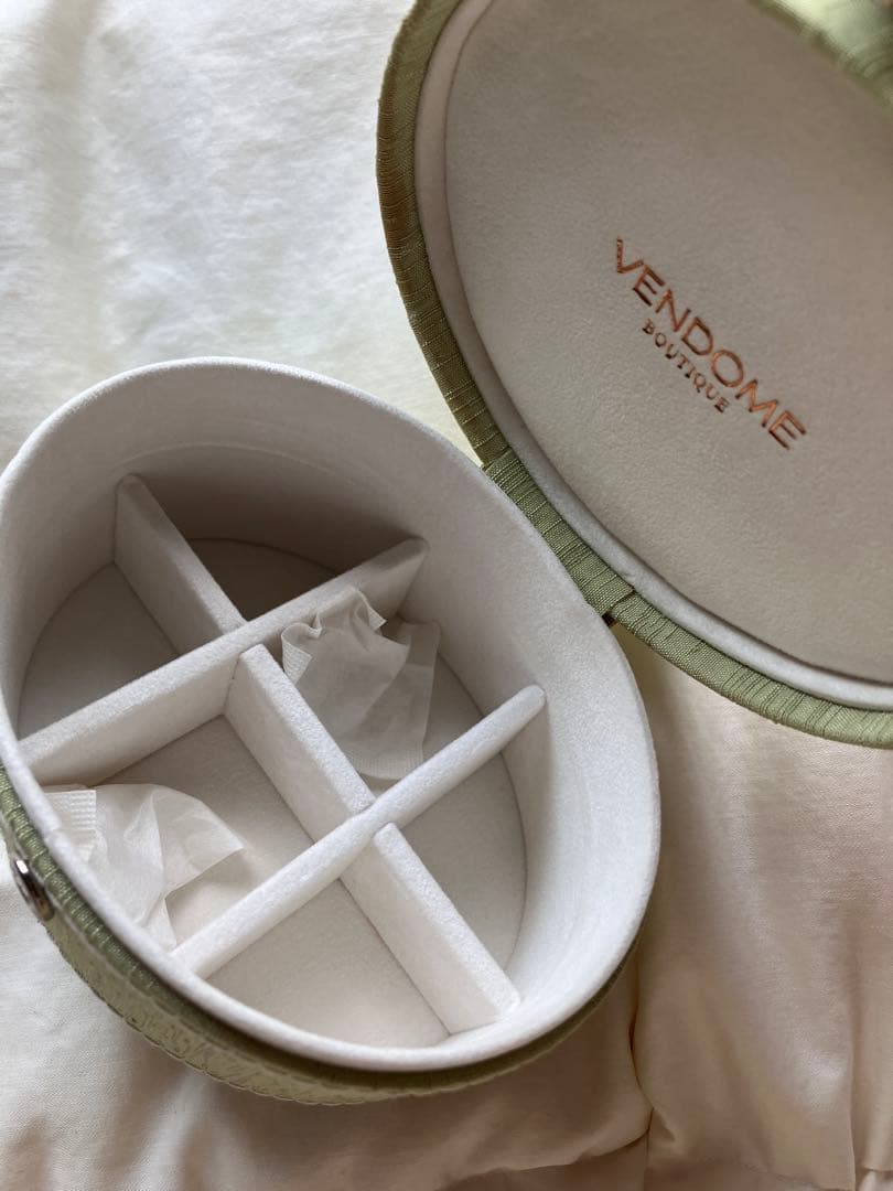 VENDOME スズランブローチ・イヤリングセット　刺繍ジュエリーBOX付き