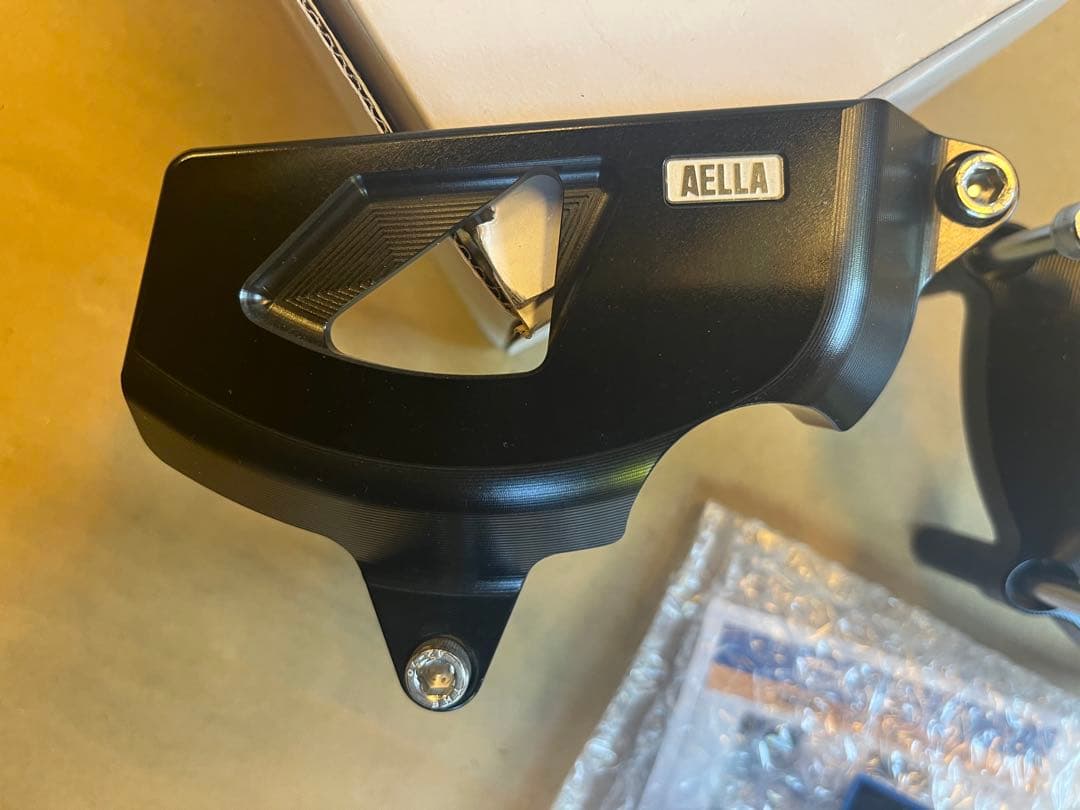 AELLA /エンジンカバーガードセット / ブラックアルマイト　Z900RS