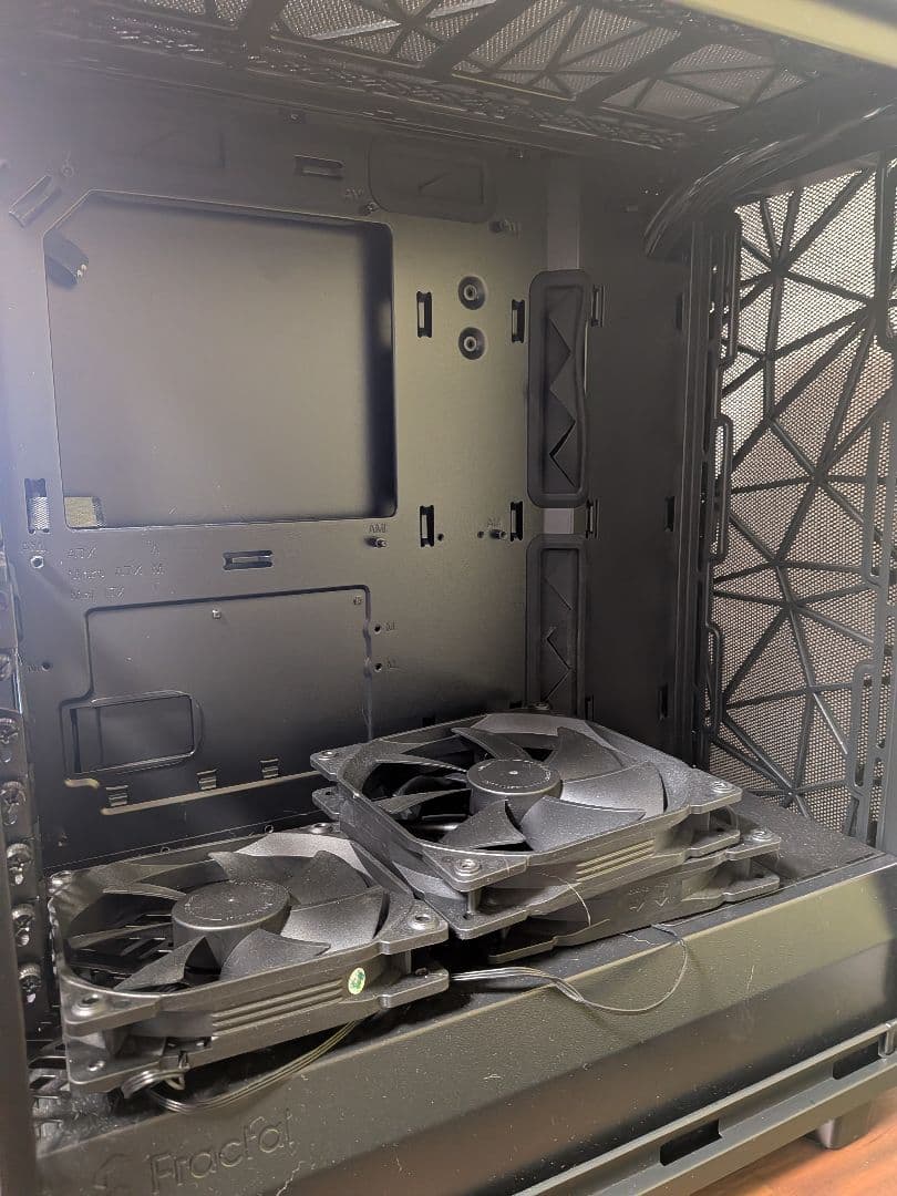 Fractal Meshify 2 compact solid と TG