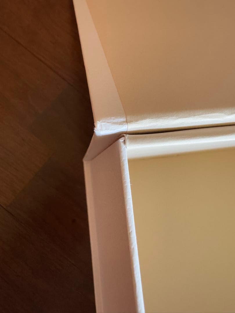 LVチェリー柄ショップ袋1枚、チェリー柄ダンボール1点、包装用紐1点