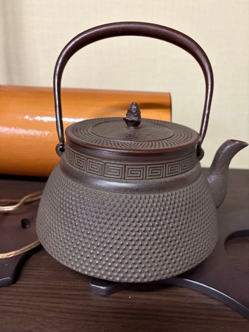 【南部鉄瓶／鉄壺】 松ぼっくり摘み・霰文様・ヴィンテージ