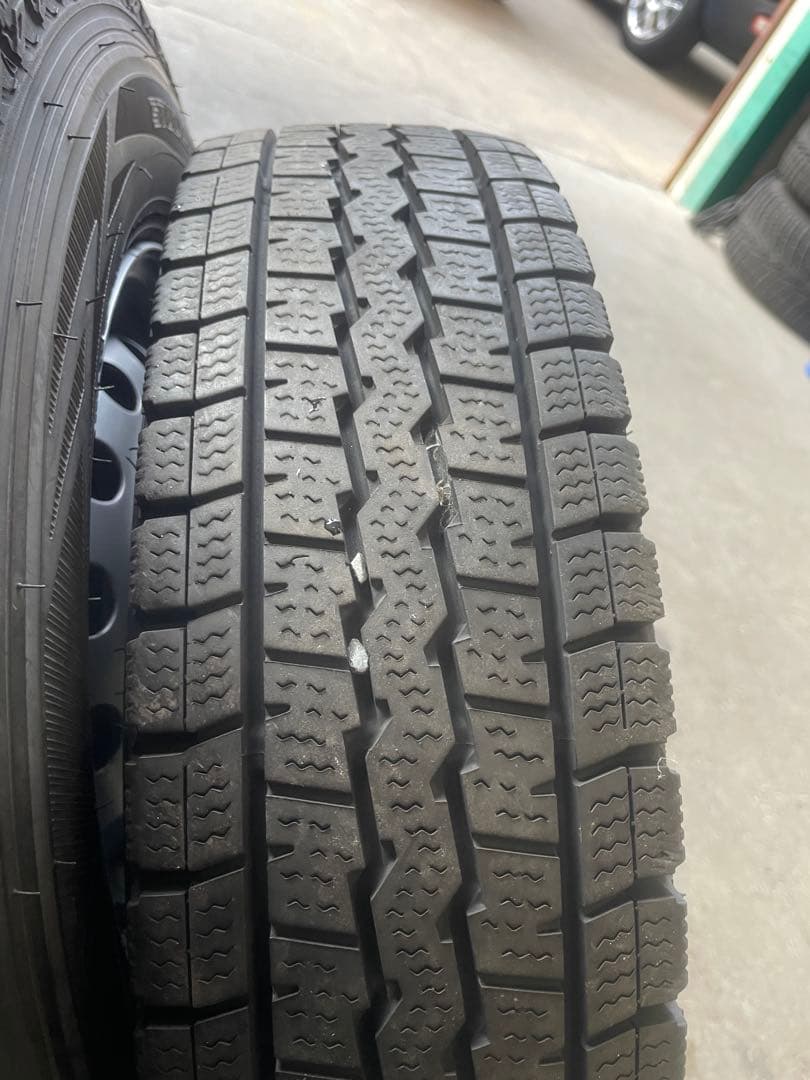 ダイハツ　ハイゼット　スタッドレス　145/80R12. 送料無料「一部地域除く