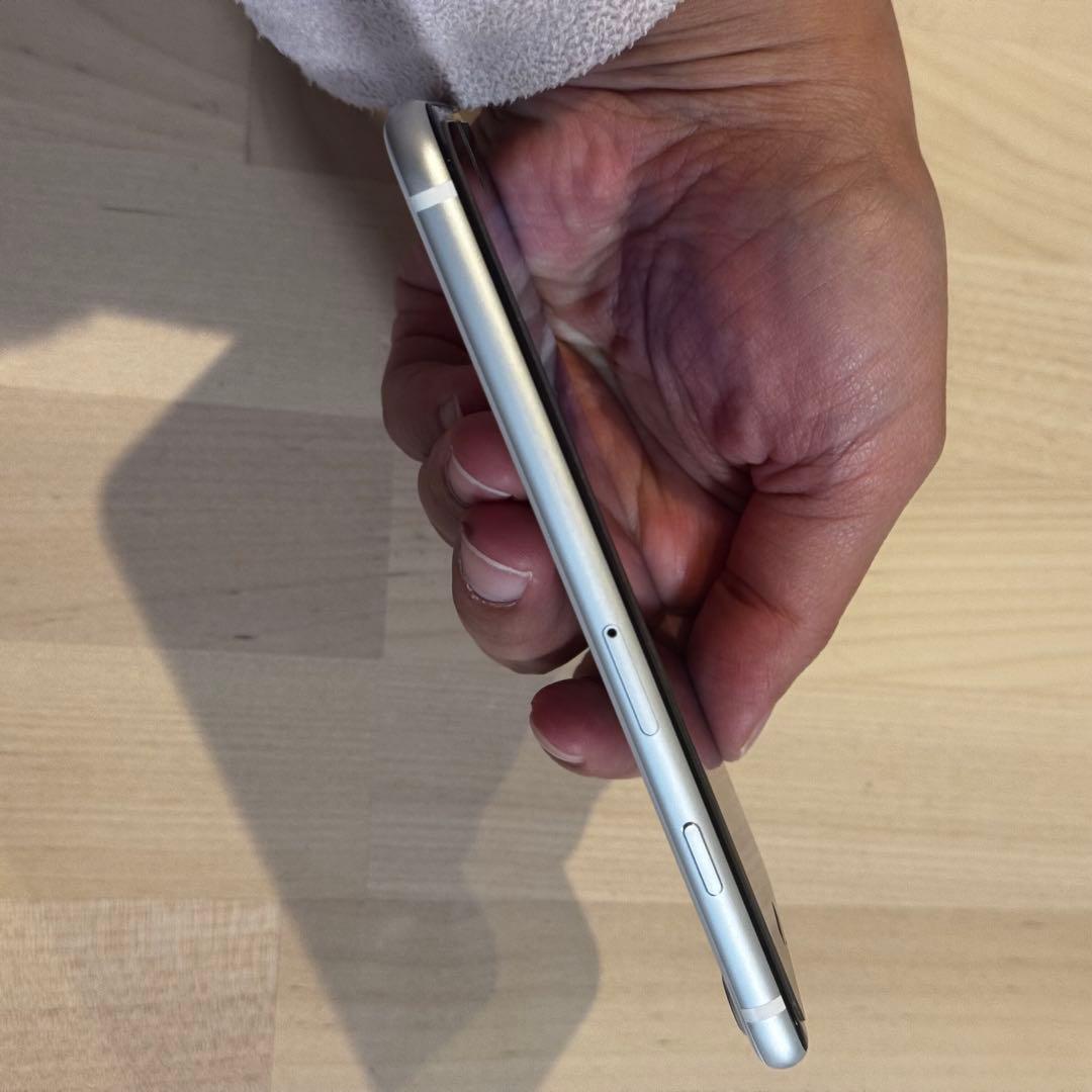 iPhone SE 第二世代 128GB ホワイト　SIMフリー