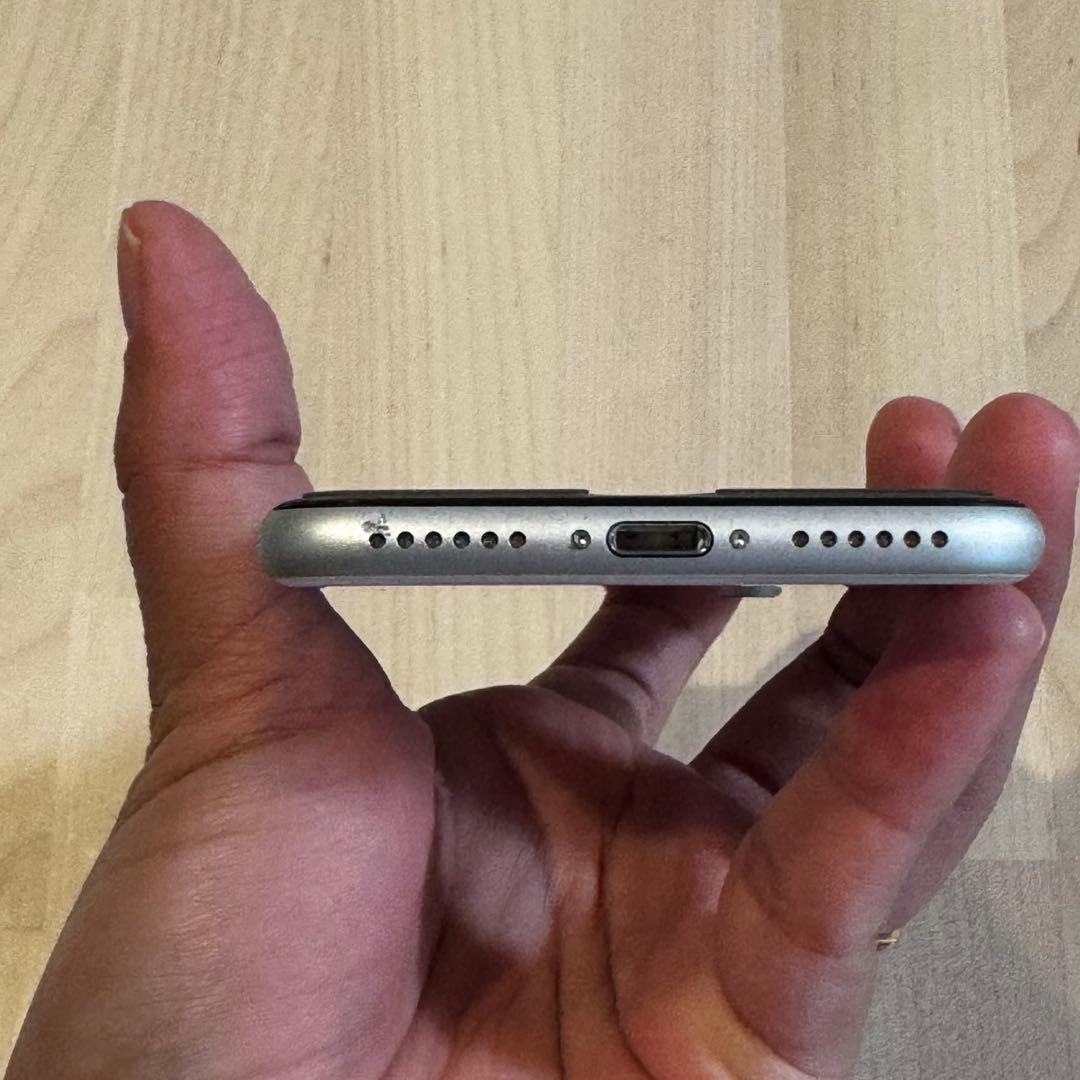 iPhone SE 第二世代 128GB ホワイト　SIMフリー