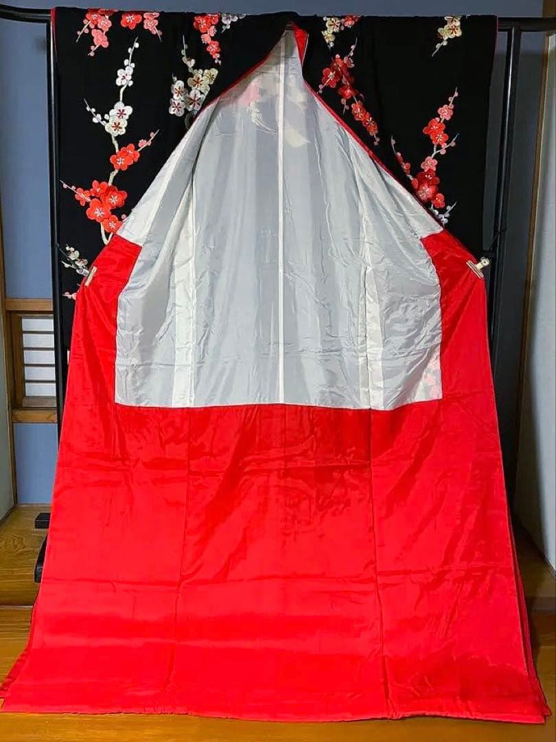 引き振袖　絢爛豪華な総手刺繍のお引きずり　遠目のゲストも釘づけ　花嫁衣装