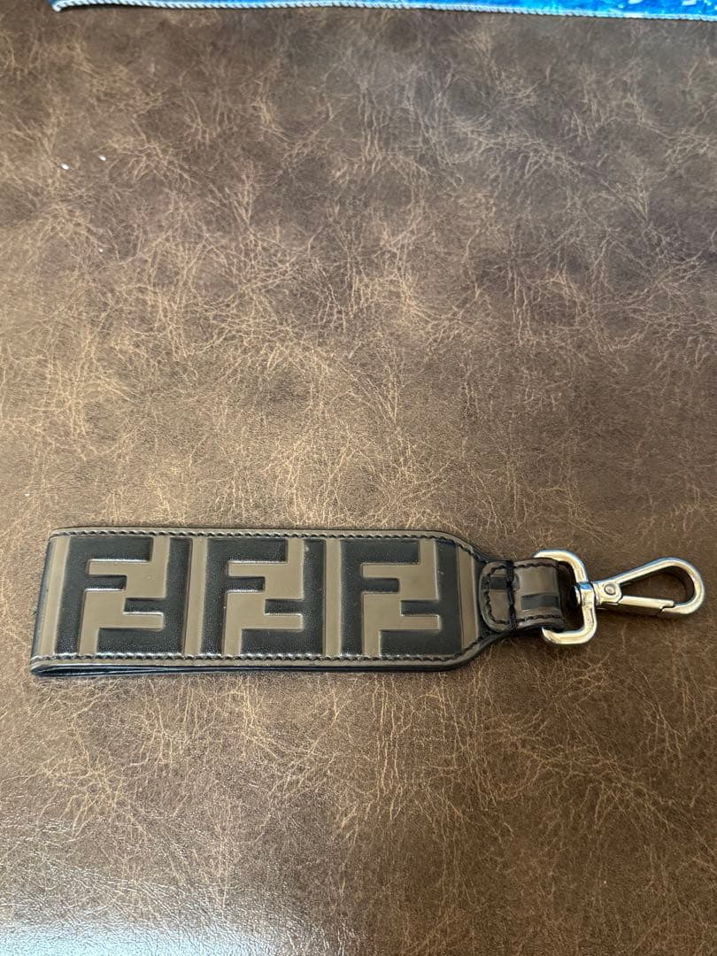 定価5万弱 フェンディ FFロゴ チャーム キーホルダー レザー