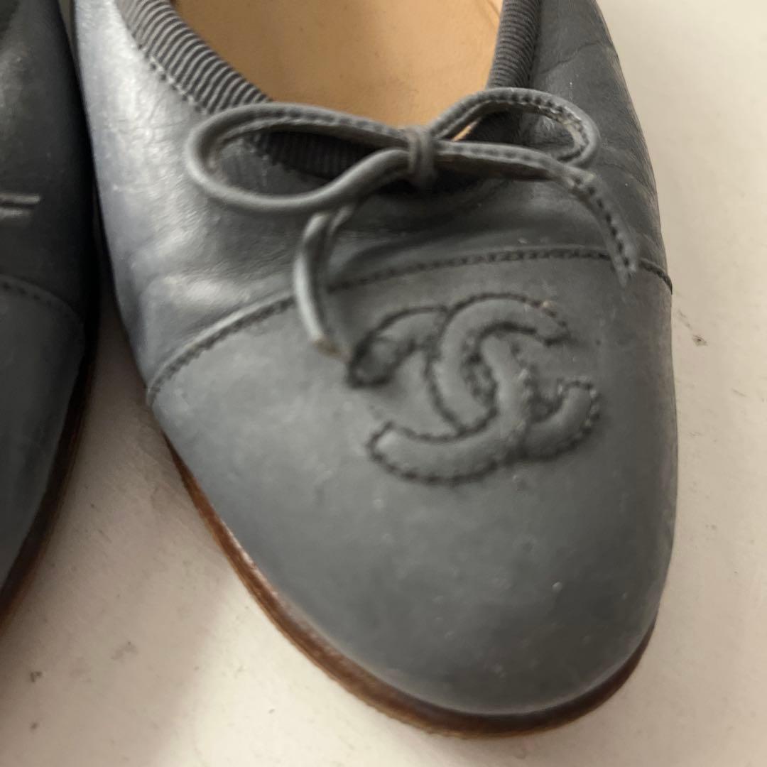 CHANEL グレー フラットシューズ