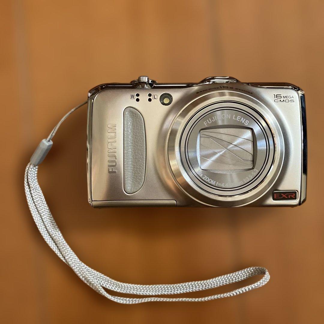 Fujifilm FinePix F550EXR 本体と付属品