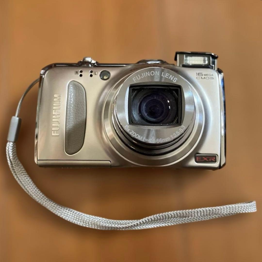 Fujifilm FinePix F550EXR 本体と付属品