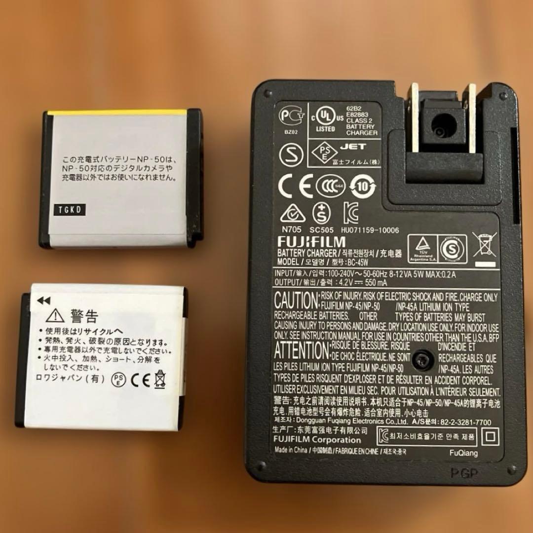 Fujifilm FinePix F550EXR 本体と付属品