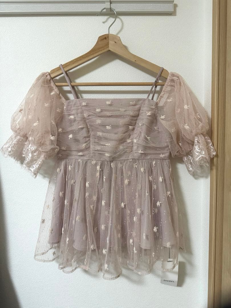 スナイデル　SNIDEL バリエオフショルレースチュニック