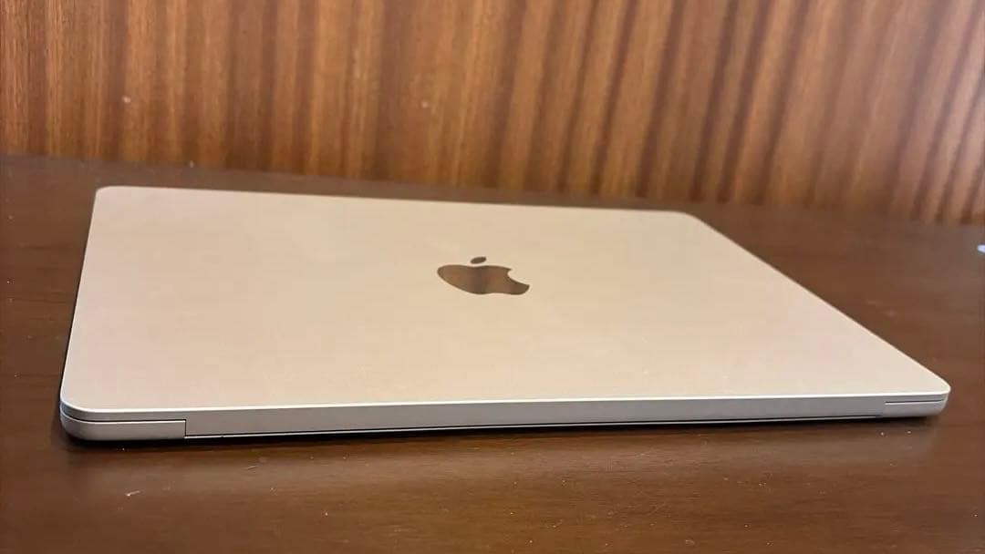 ほぼ未使用　MacBook Air 2022 M2モデル 8GB/512GB