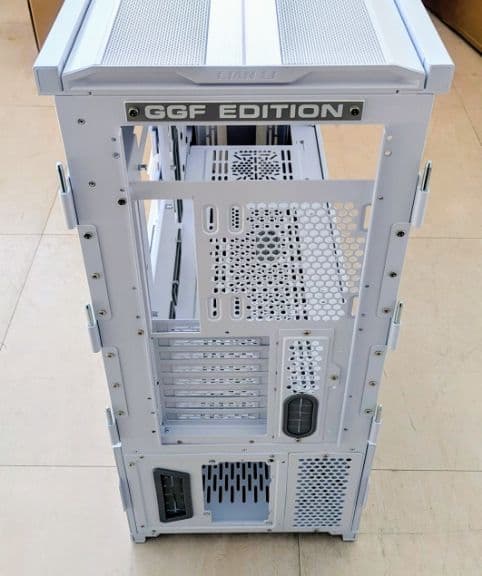 Lian Li V3000 Plus White 付属品とガラスパネル無し