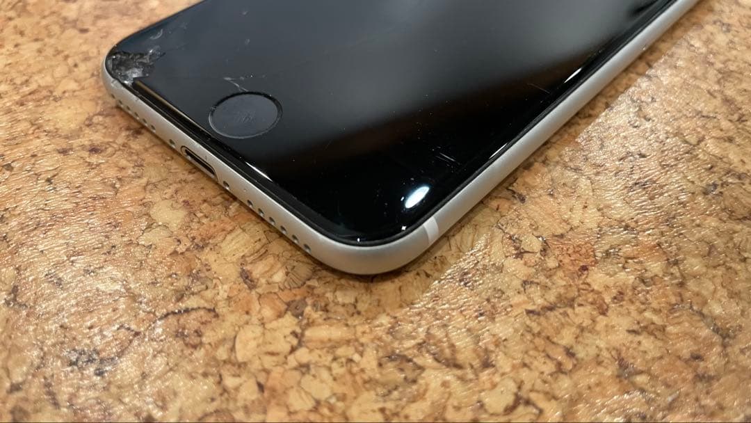 iPhone SE (第2世代) 128GB ホワイト スクリーンひび割れあり