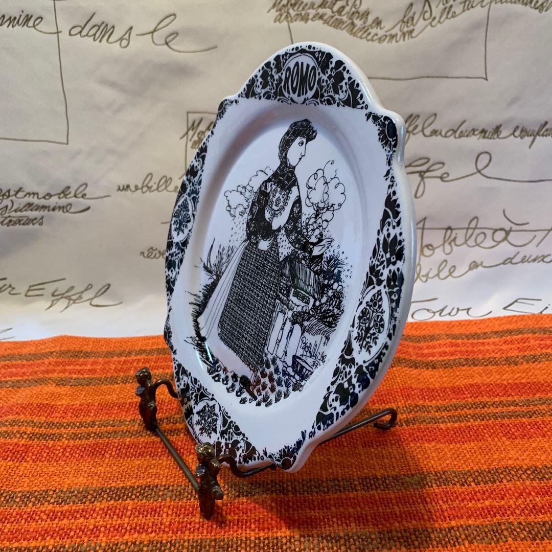 ビヨンヴィンブラッド　1977年のニモール窯の民族衣装を着た猫ちゃん抱いた女性！