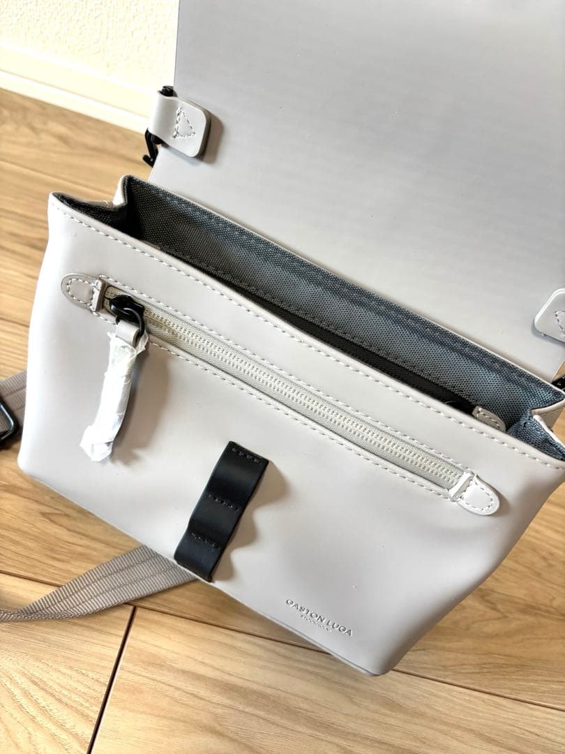 【新品タグ付き】ガストンルーガ　クロスボディバッグ　ショルダー　トープ　防水