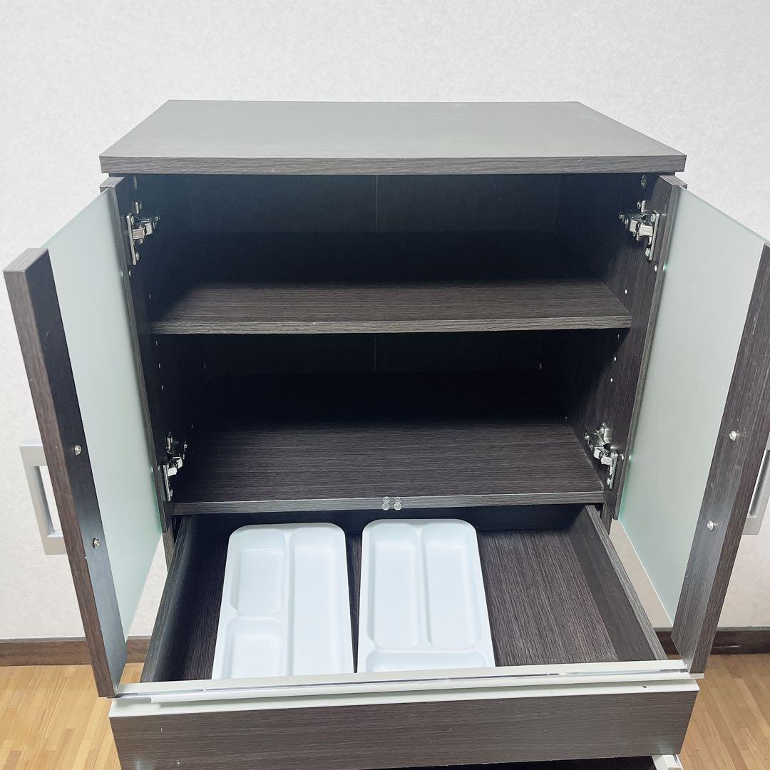 ダークブラウン 食器棚 ガラス扉付き
