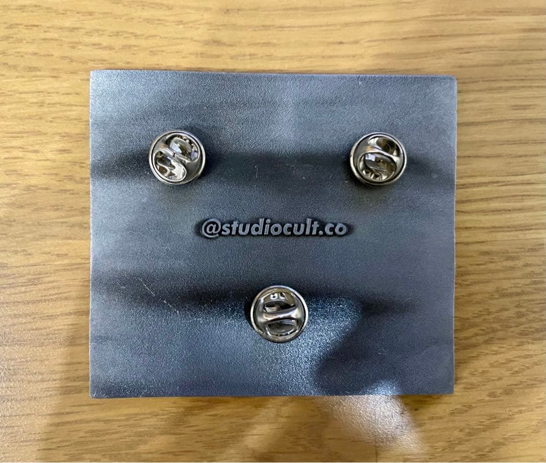 【studio cult】Illustrator風ピンバッジ