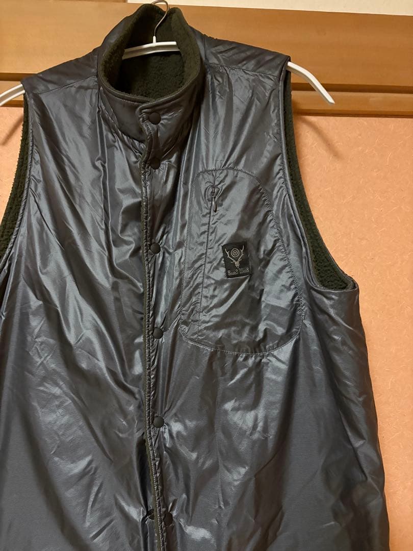 south2 west8リバーシブルベスト グレー フリース