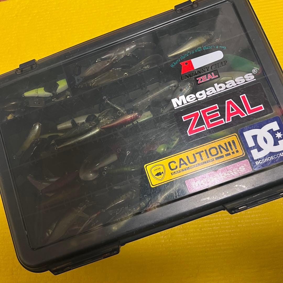 ブラックバスルアー 60個　ワイヤーベイト多数 プラスチックケースセット