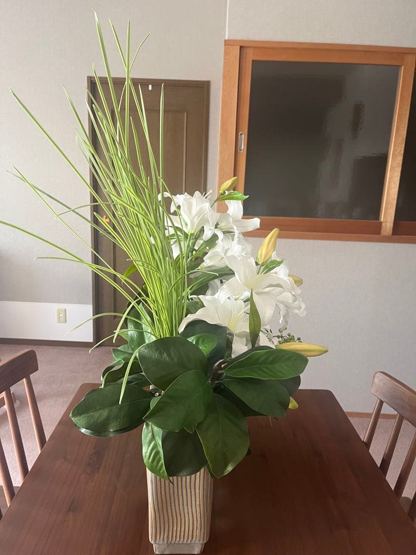 エミリオロバ　 ユリのフラワーアレンジメント