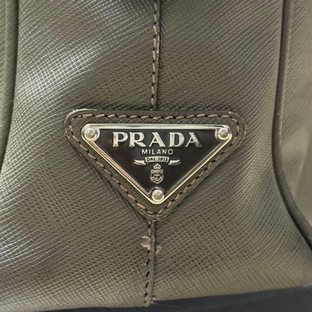さ*た様 プラダ サフィアーノレザー 三角ロゴプレート ブリーフケース グレー