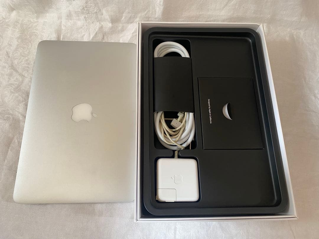 MacBook Air 11-inch A1465 初期化済み 充電器・箱付き