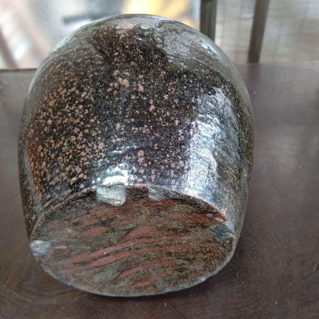 黒色の陶芸壺 注ぎ口付き