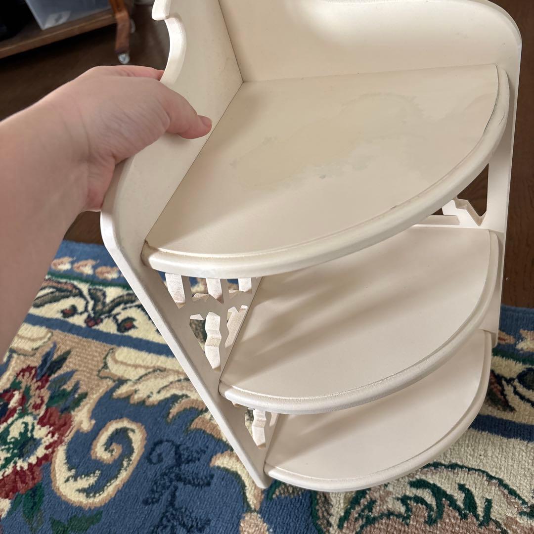 ホワイト木製シェルフ 3段 コーナーラック　飾り棚　アラベスク模様