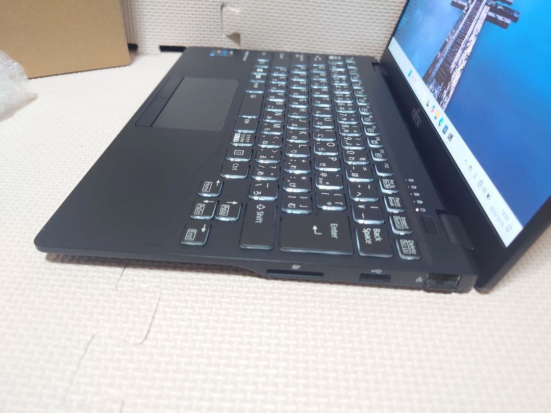 富士通Lifebook UH90/E3 i7-1165G7 800g台超軽量