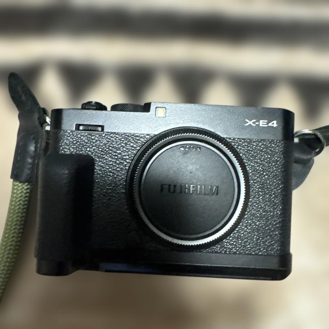 X-E4 ミラーレス一眼 本体　ブラックボディ純正サムレスト純正グリップ　元箱付