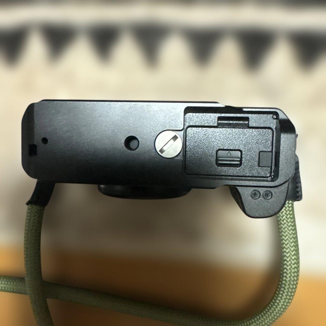 X-E4 ミラーレス一眼 本体　ブラックボディ純正サムレスト純正グリップ　元箱付