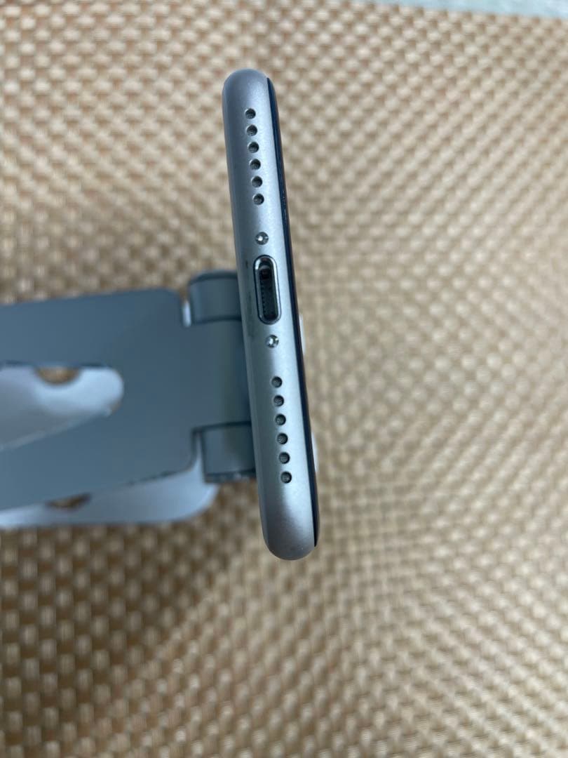 iPhone SE 第3世代 64 GB スターライトSIMフリー【7303】