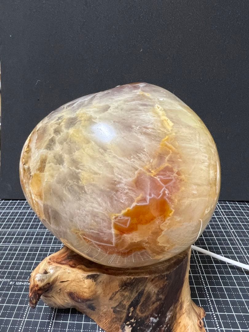 純天然笑口　重量級1.6kg 木製LED台座付き　巨大な黄色瑪瑙水晶クラスタ