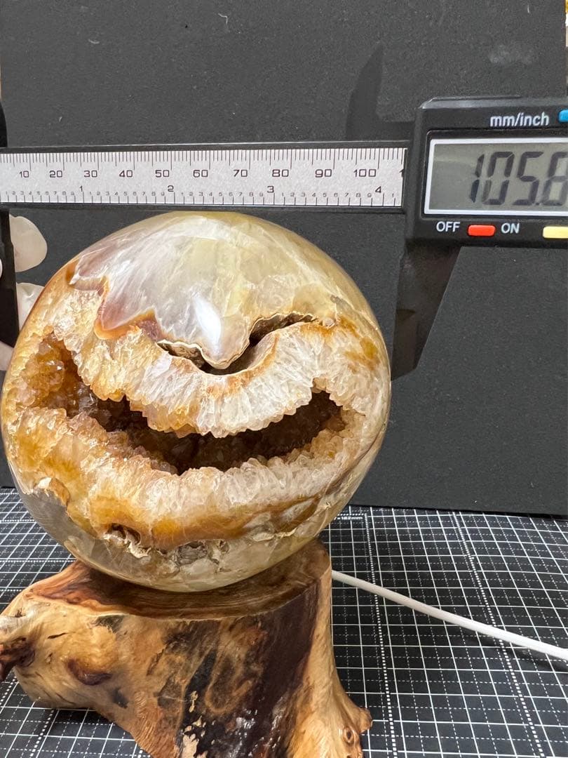 純天然笑口　重量級1.6kg 木製LED台座付き　巨大な黄色瑪瑙水晶クラスタ