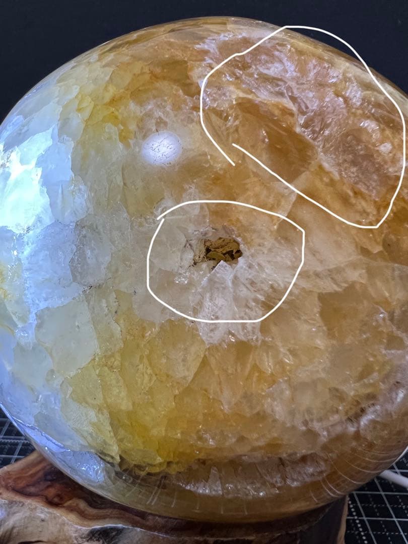 純天然笑口　重量級1.6kg 木製LED台座付き　巨大な黄色瑪瑙水晶クラスタ