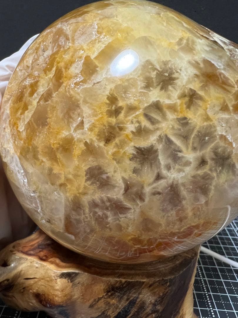 純天然笑口　重量級1.6kg 木製LED台座付き　巨大な黄色瑪瑙水晶クラスタ