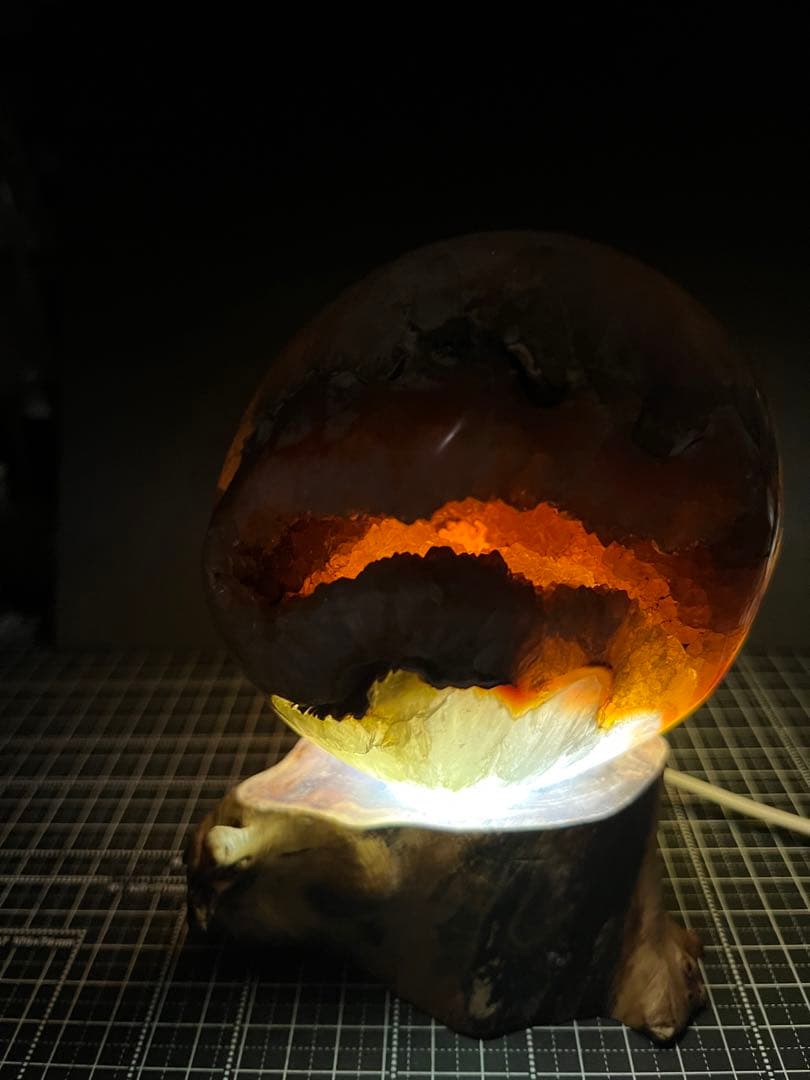 純天然笑口　重量級1.6kg 木製LED台座付き　巨大な黄色瑪瑙水晶クラスタ