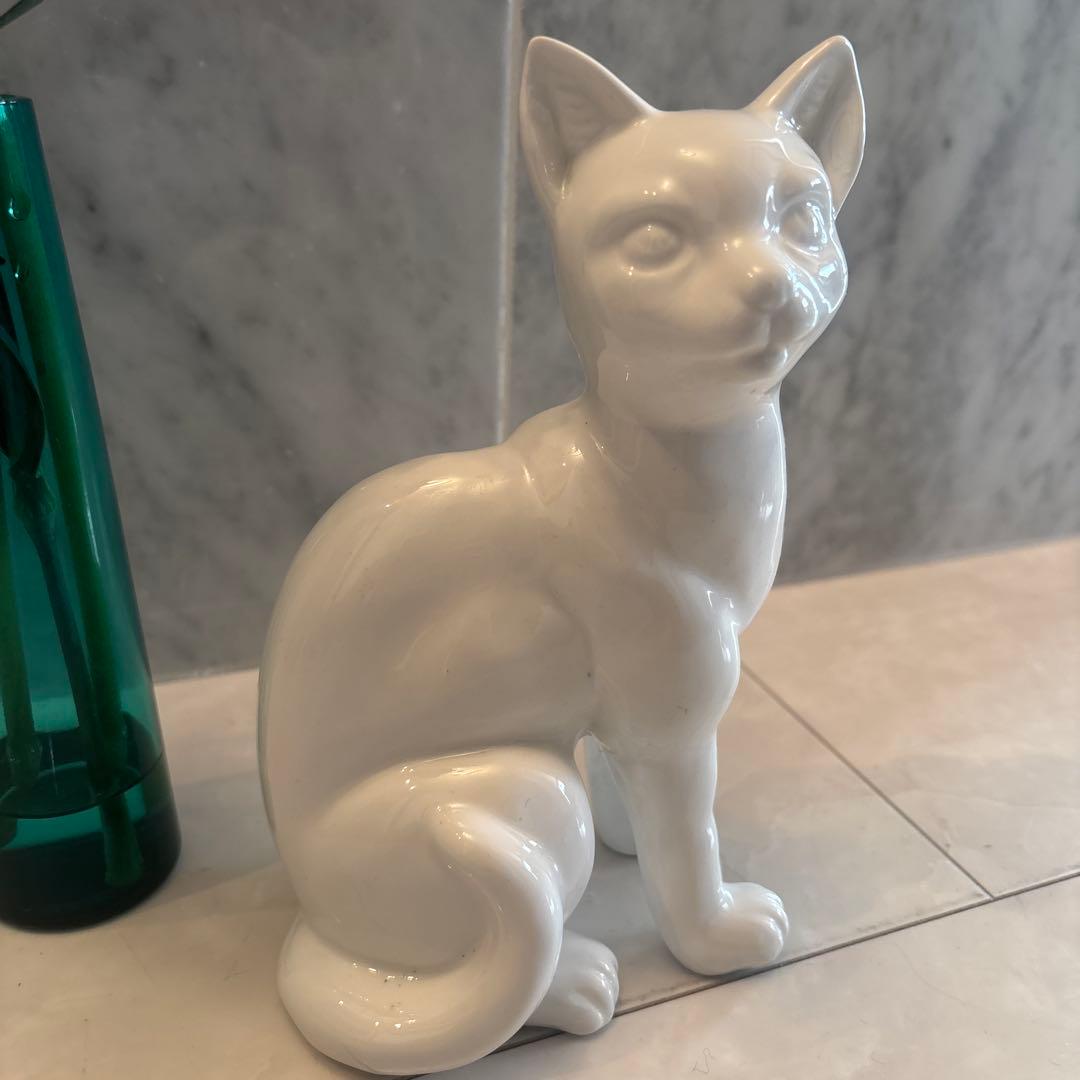アンティーク妖艶な瞳や猫背が美しく存在感抜群の白磁の猫