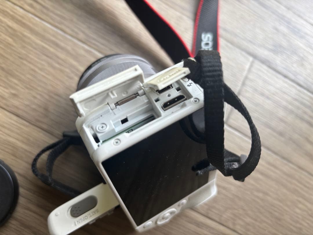 Canon EOS M ミラーレスカメラ 本体とレンズ付き