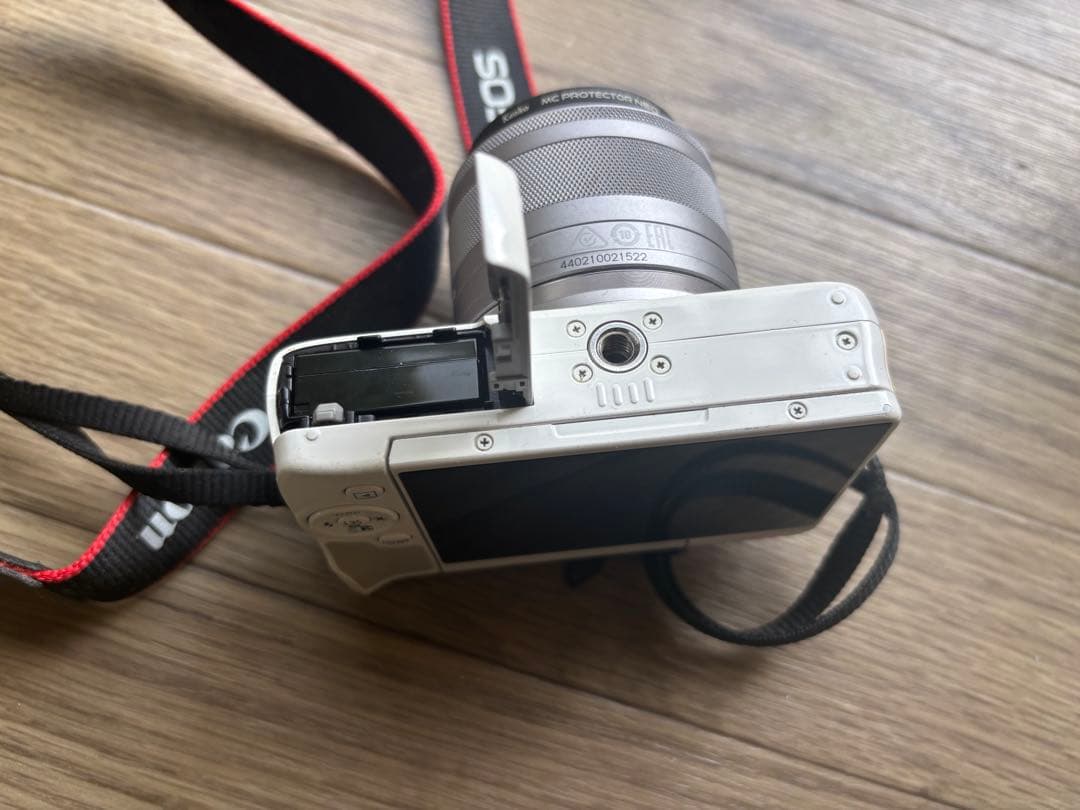 Canon EOS M ミラーレスカメラ 本体とレンズ付き