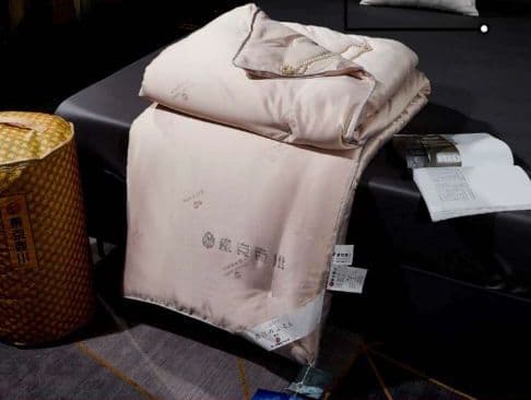 東京西川の絹糸は冬と秋に暖かくして芯布団に入れられます。