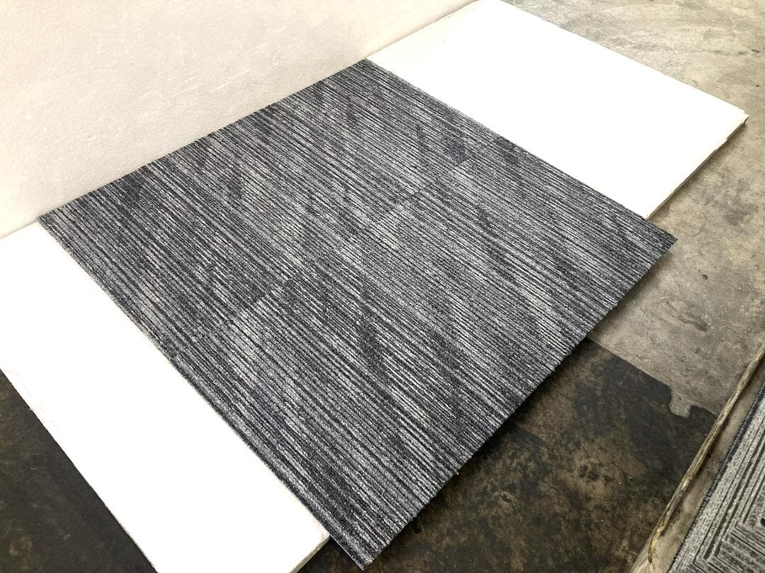 ぐれーじゅ　★新規開設しました★　タイルカーペット　５４枚新品・未使用