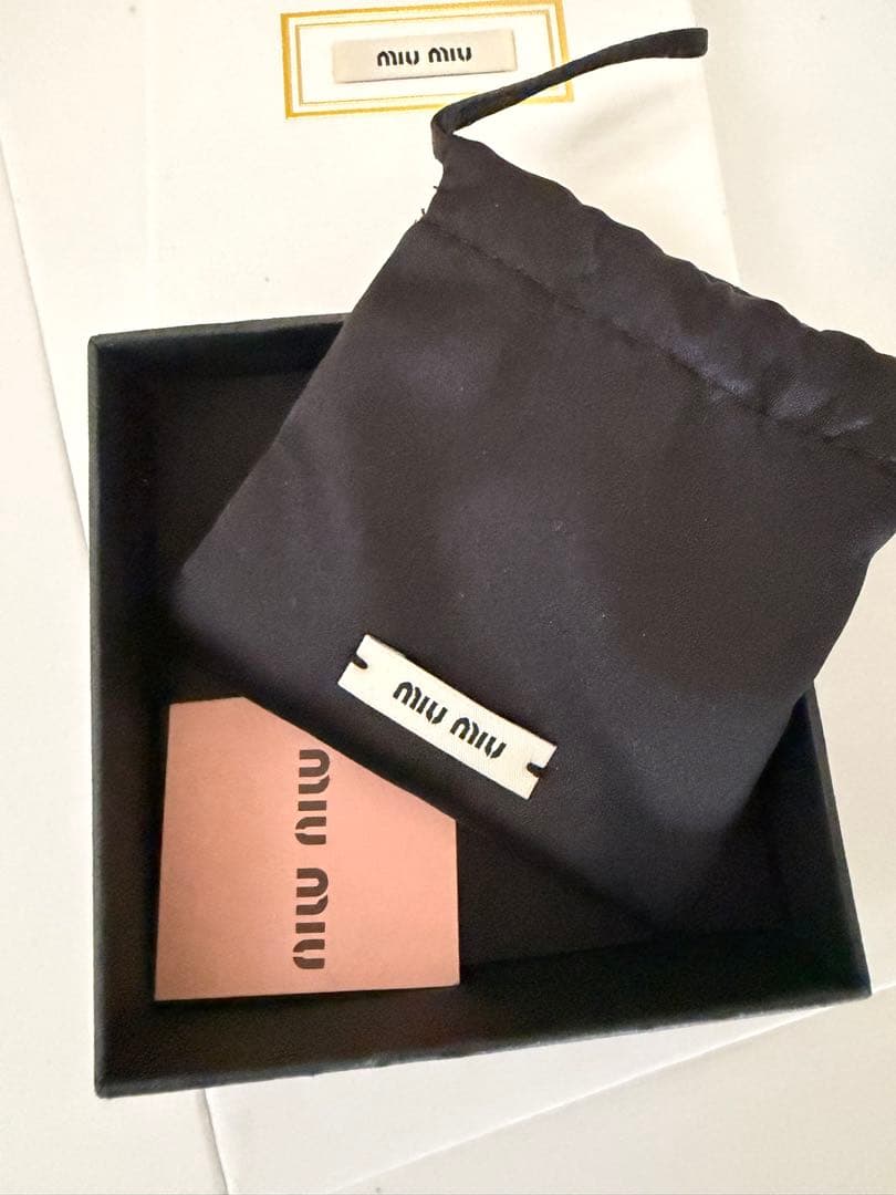 ミュウミュウ　miumiu クリスタルロゴブローチ　未使用