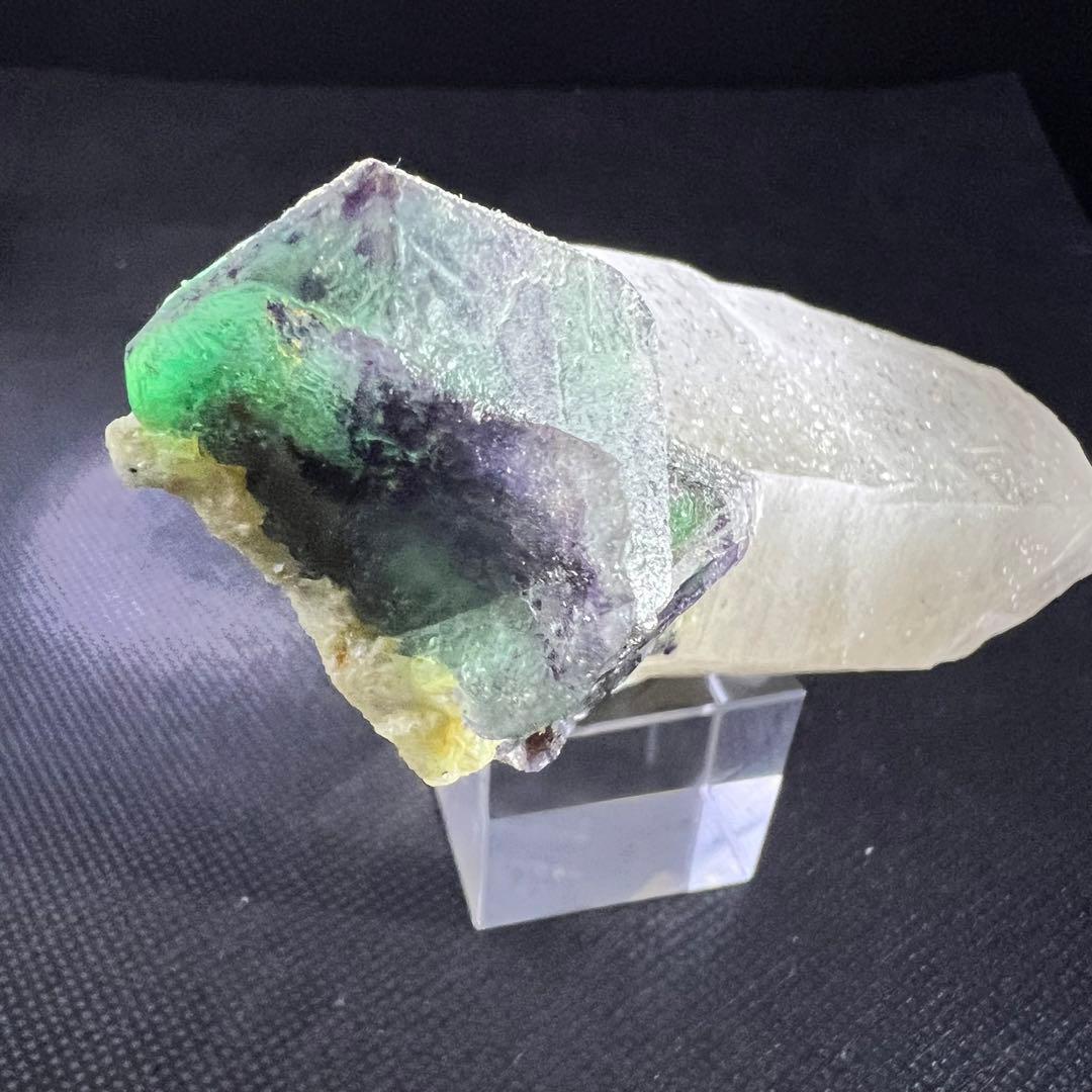 ナミビア　エロンゴ産　クォーツ共生フローライト　キャビネットサイズ