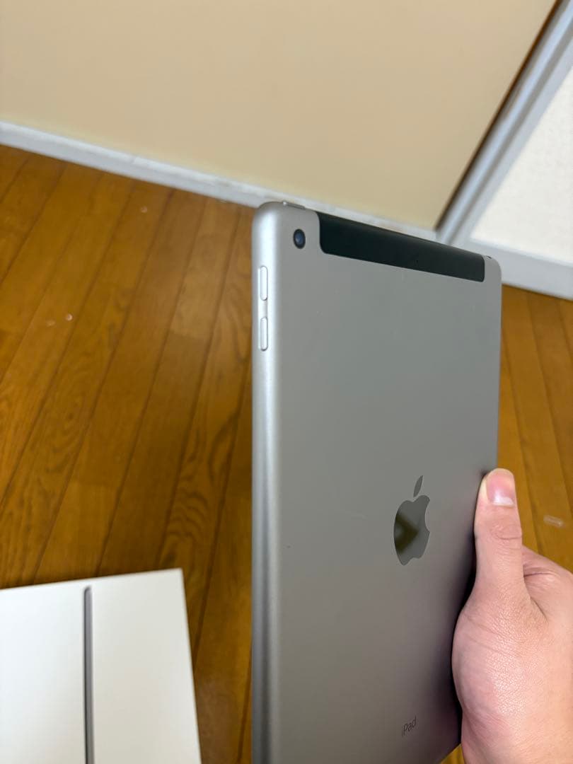 Apple iPad (第5世代) 128GB SIMフリーバテッリ容量94%