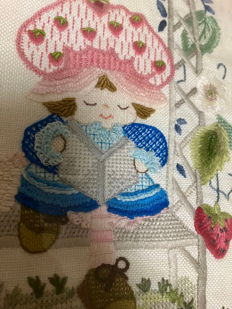 戸塚刺繍　「女の子と猫」　額入りタペストリー　【ハンドメイド作品】