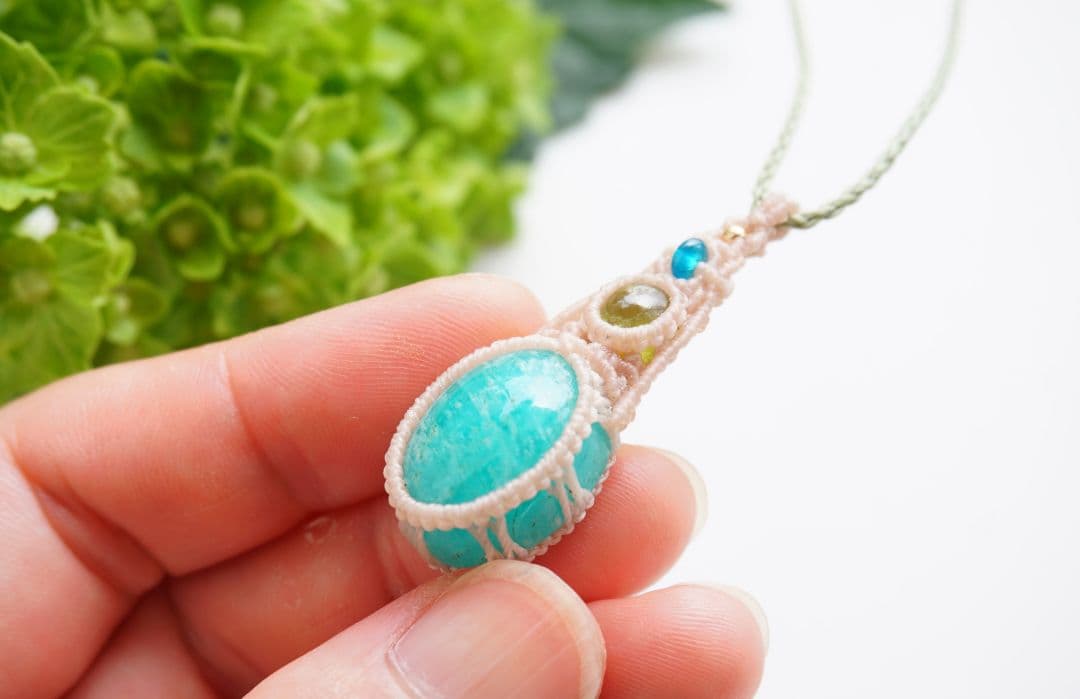 《萌え出づ》高品質アマゾナイト　ペリドット　ブルーアパタイト　マクラメネックレス